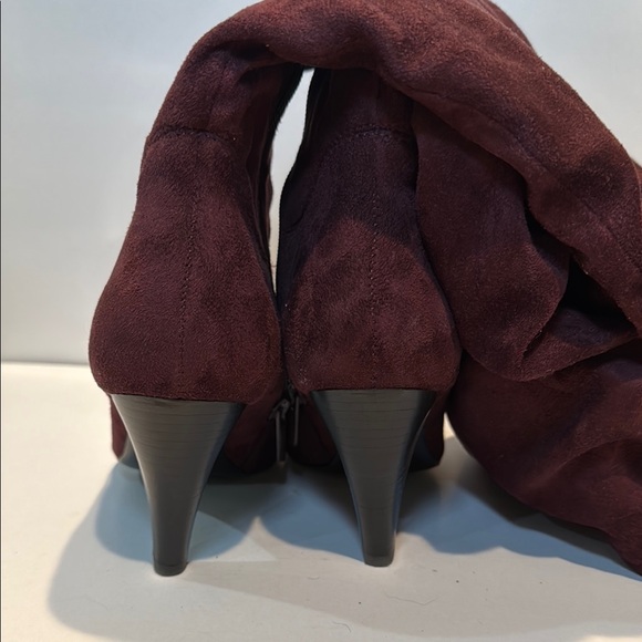 Elegant Maroon Heeled Boots - Picture 4 of 7